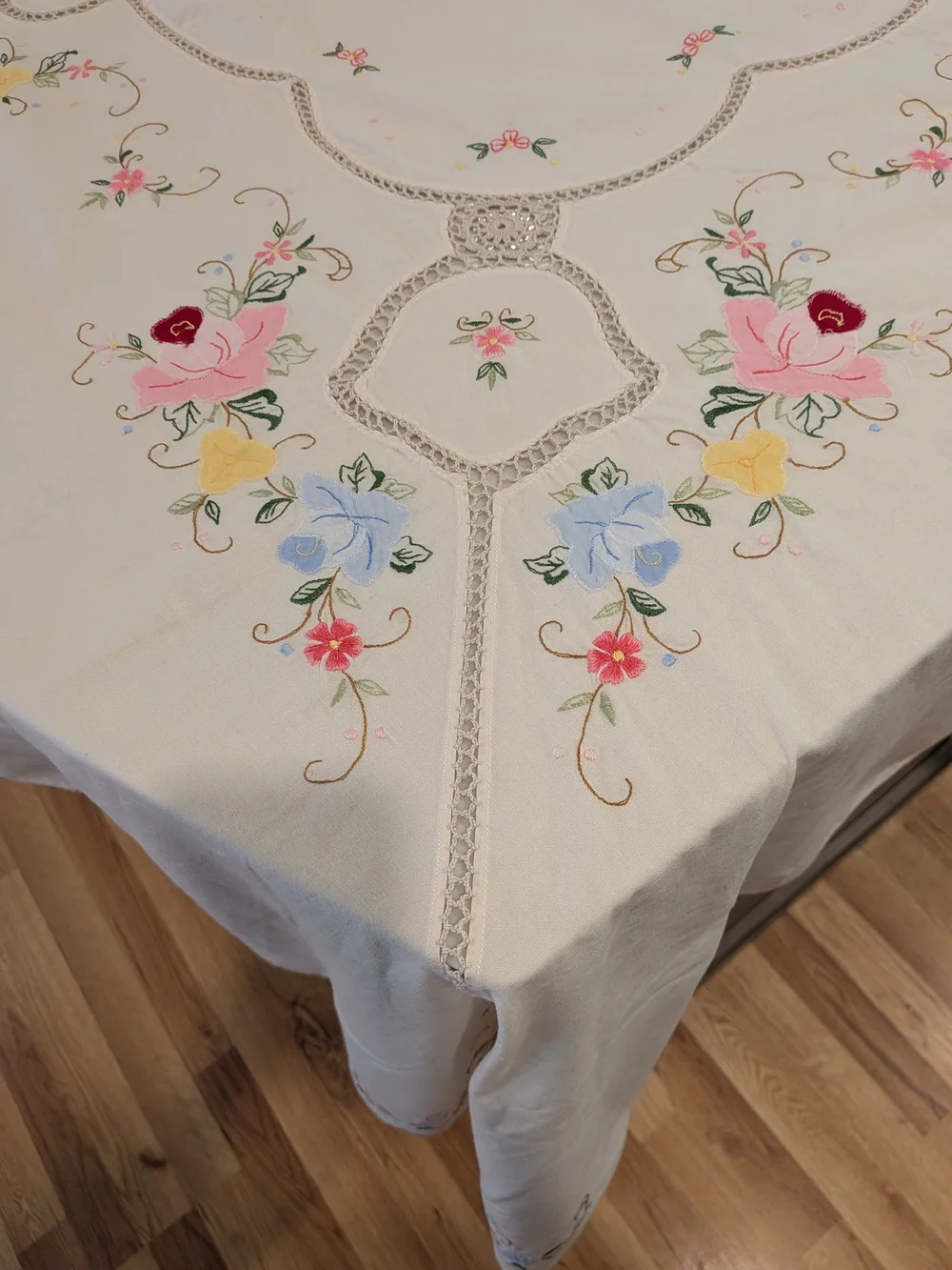 Vintage 1939-40s Handmade Embroidered Linen Fabric (Cotton?)Crocheted Lace